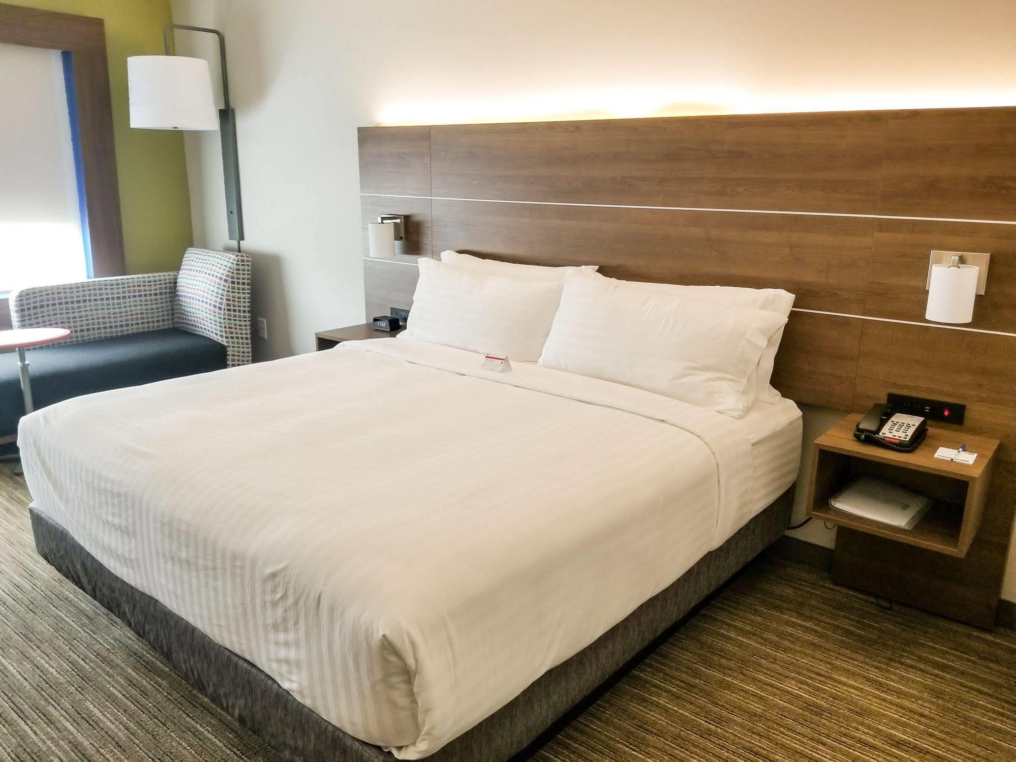 Holiday Inn Express & Suites - Charlotte Ne - University Area By Ihg Dış mekan fotoğraf
